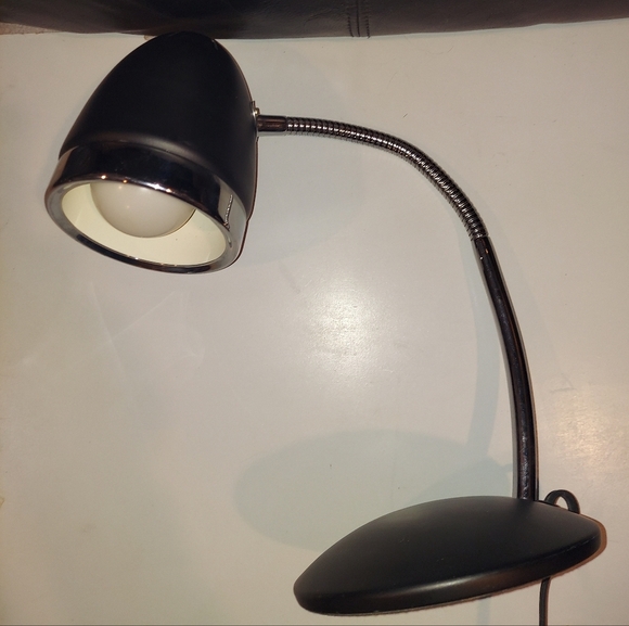 VINTAGE RETRO STYLE ADJUSTABLE GOOSE NECK  DESK OR READING LAMP - Picture 9 of 10